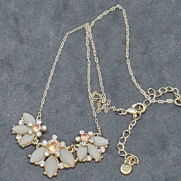 LC Gold Tone Flower Pendant Necklace Rhinestone 16 - Picture 1 of 4